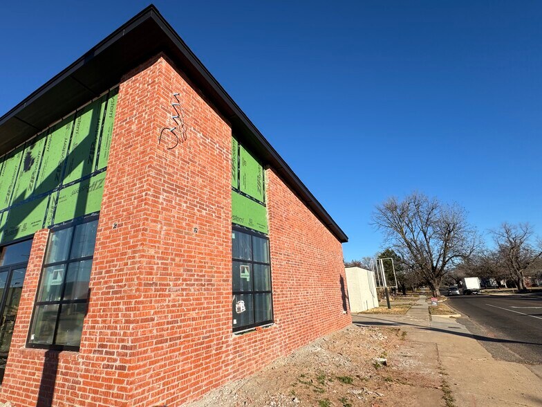 More Photos Of 607 W Gray St, Norman General Retail For Lease