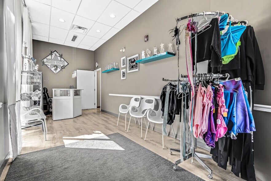 More Photos Of 4916 50 Av, Lloydminster General Retail For Lease