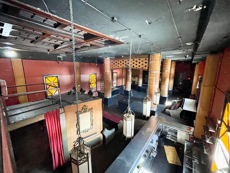 More Photos Of 209-211 E Chicago St, Elgin Bar For Sale