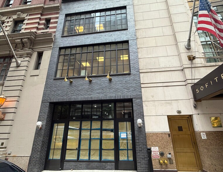 More Photos Of 47 W 44th St, New York General Retail For Lease