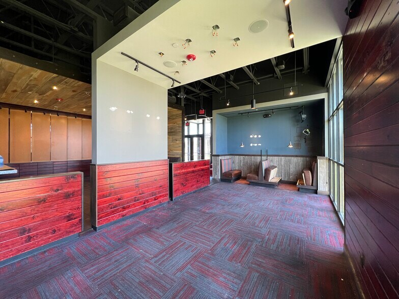 More Photos Of 1762 Galleria Blvd, Franklin Restaurant For Lease