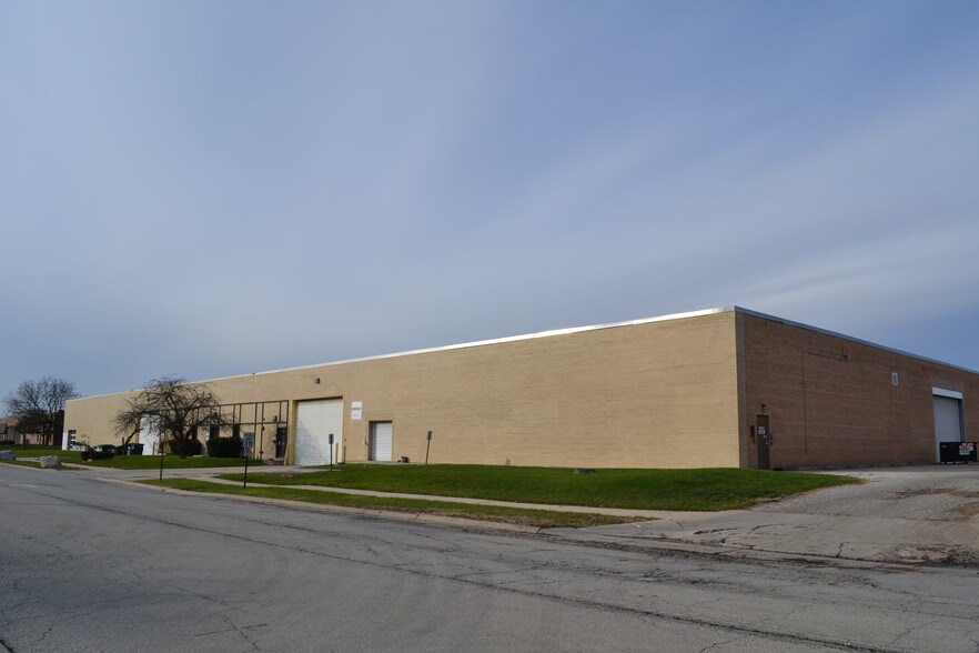 More Photos Of 6396-6398 W 74th St, Bedford Park Warehouse For Lease
