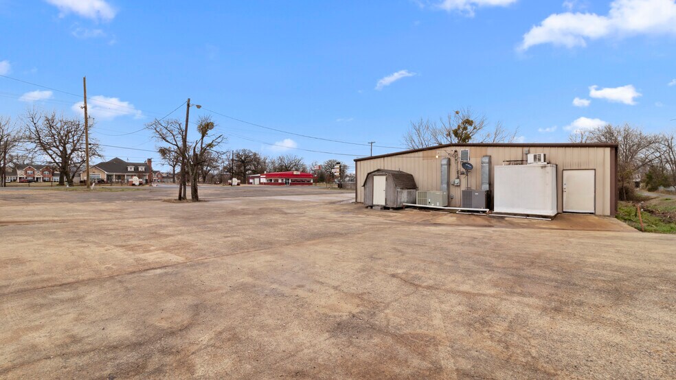More Photos Of 1734 N Main St, Paris Freestanding For Sale