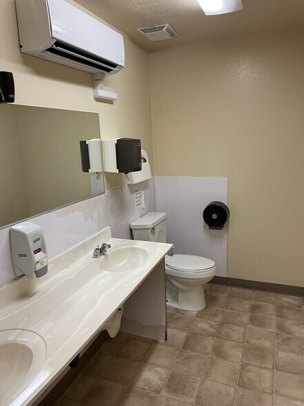 More Photos Of 15260 Anacapa Rd, Victorville Showroom For Lease