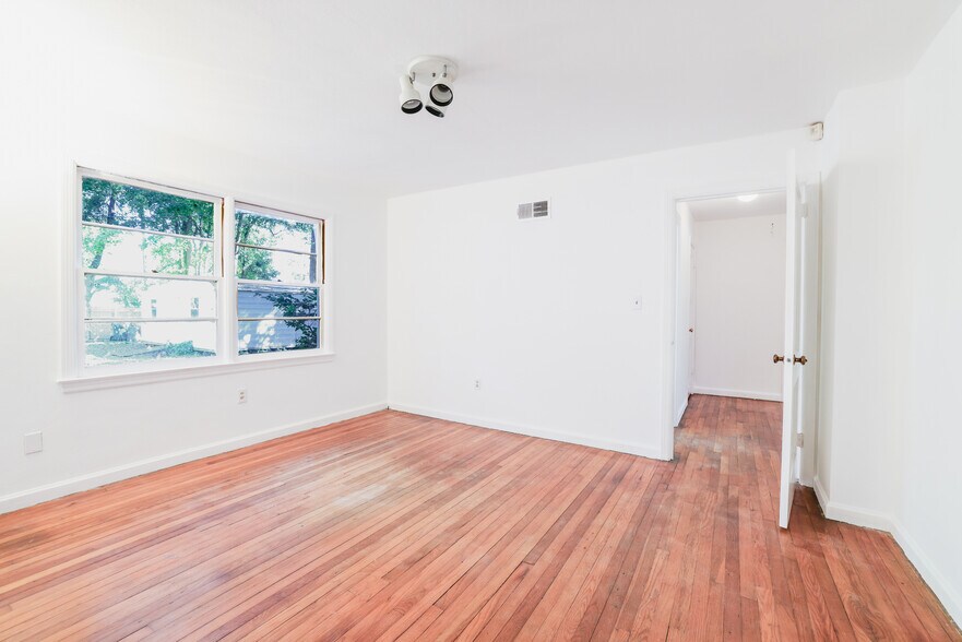 More Photos Of 112 E Derenne Ave, Savannah Office For Sale