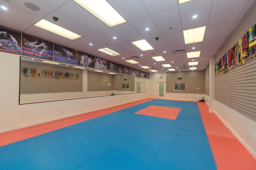 More Photos Of 3045 Southcreek Rd, Mississauga Showroom For Sale