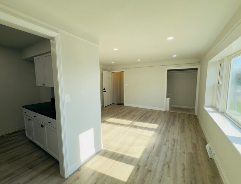 More Photos Of 5729-5731 S Beech Daly Rd, Dearborn Heights Warehouse For Sale