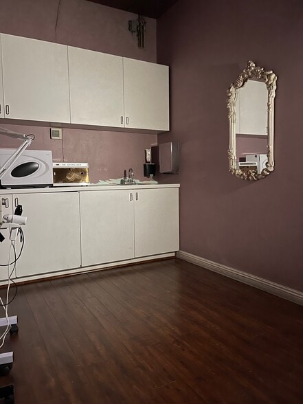 More Photos Of 818 N Pacific Ave, Glendale General Retail For Lease