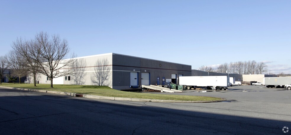 More Photos Of 95 Newfield Ave, Edison Light Distribution For Lease