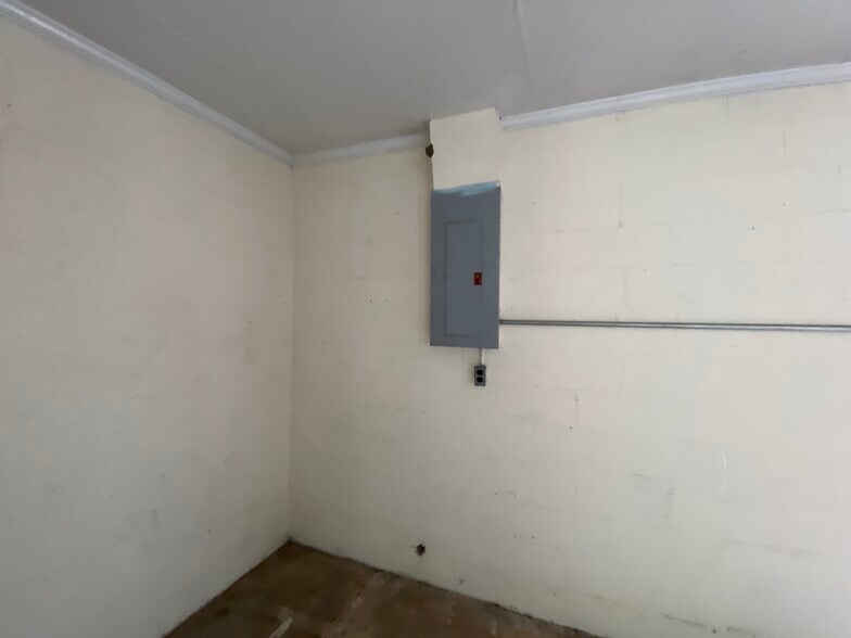 More Photos Of 928 White Ave, Graceville Light Manufacturing For Sale