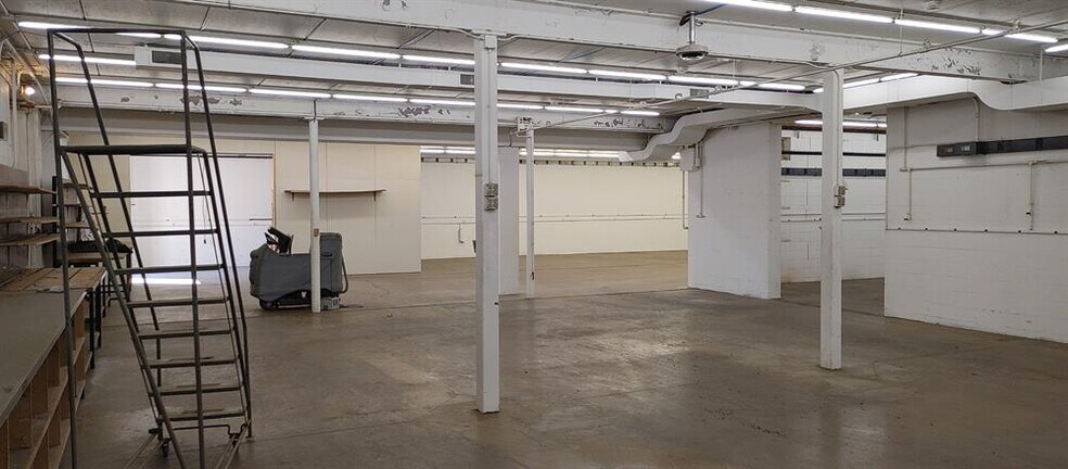 More Photos Of 9054 Grand Ave S, Bloomington Distribution For Sale