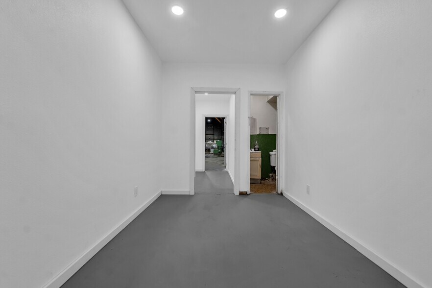 More Photos Of 1626-1640 Pine St, Oxnard Warehouse For Sale