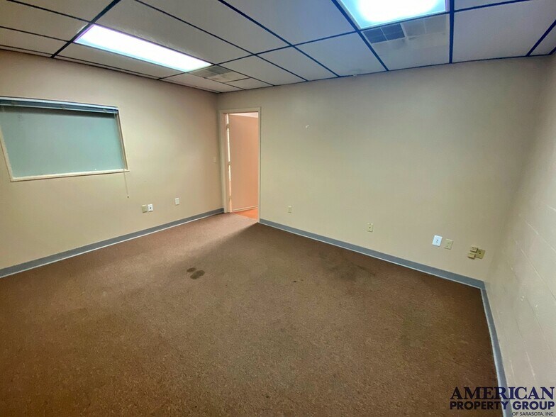 More Photos Of 6111-6121 Clark Center Ave, Sarasota Showroom For Lease