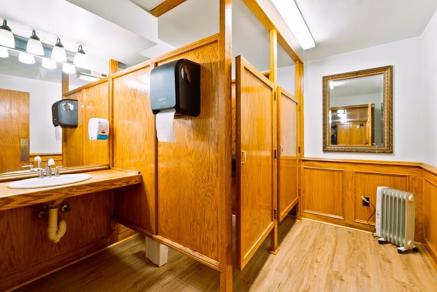 More Photos Of 616 North Ave, Pittsburgh Bar For Sale