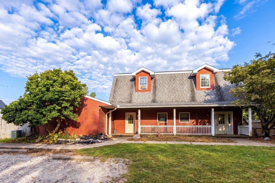 Primary Photo Of 15 Reaghs Way, Oxford Veterinarian Kennel For Sale