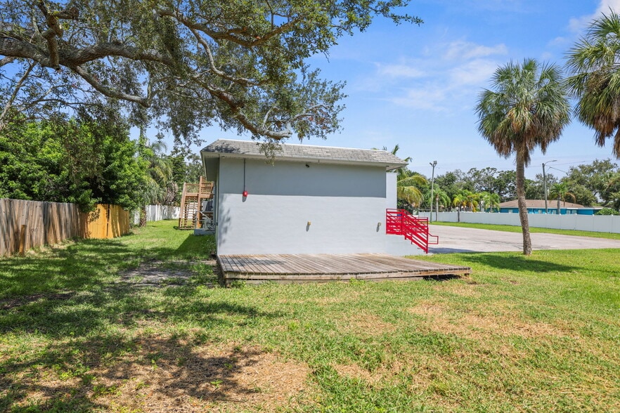 More Photos Of 10830 Navajo Dr, Saint Petersburg Showroom For Sale