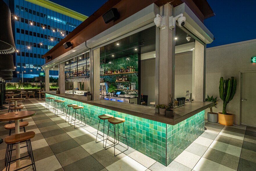 More Photos Of 1518 Cahuenga Blvd, Los Angeles Bar For Lease
