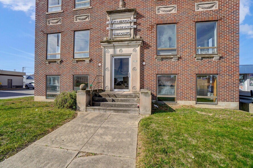 More Photos Of 311 S Main St, Celina Office For Sale