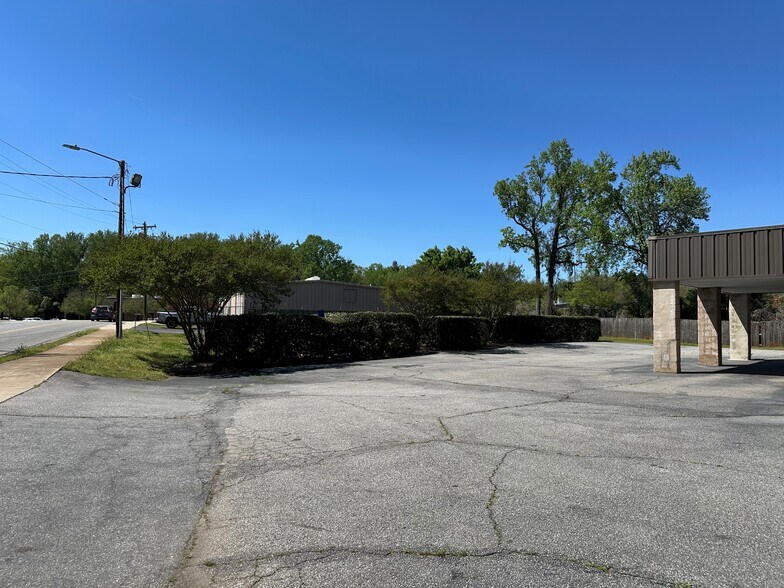 More Photos Of 328 Dupont Dr, Greenville Flex For Sale