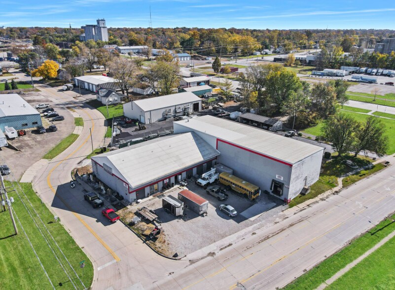 More Photos Of 107 Caroline St, Bloomington Warehouse For Lease