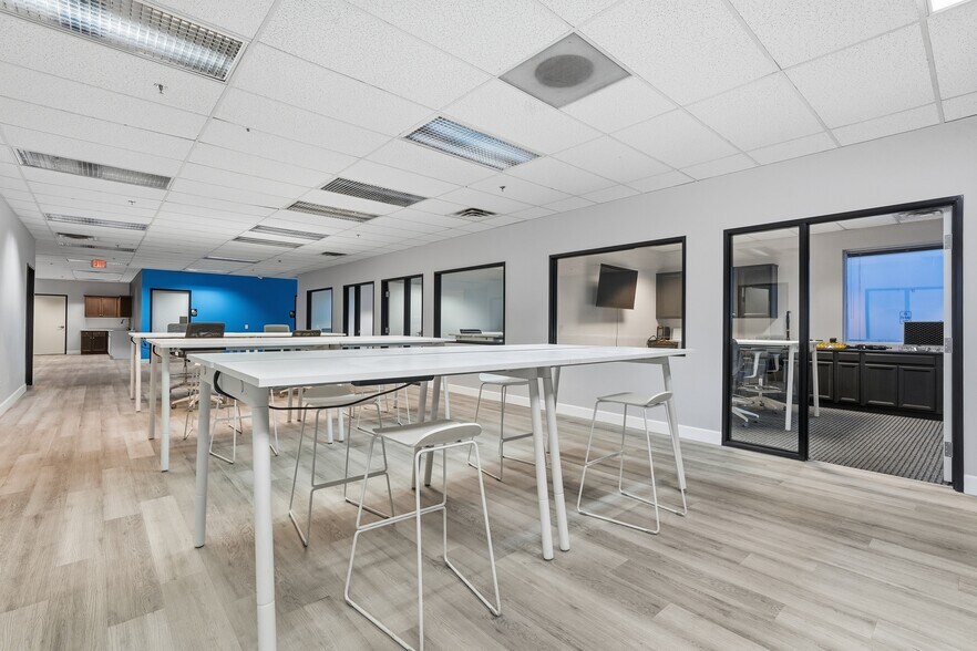 More Photos Of 3401 E Harbour Dr, Phoenix Light Manufacturing For Lease