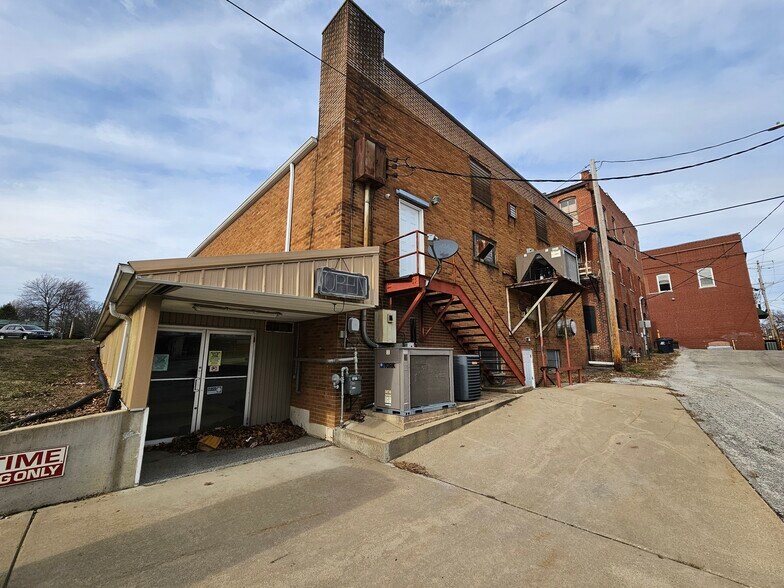 More Photos Of 411 S Main St, Hillsboro Specialty For Sale