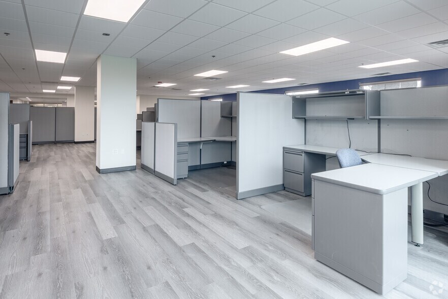 More Photos Of 265 Exchange Dr, Crystal Lake Office For Sale