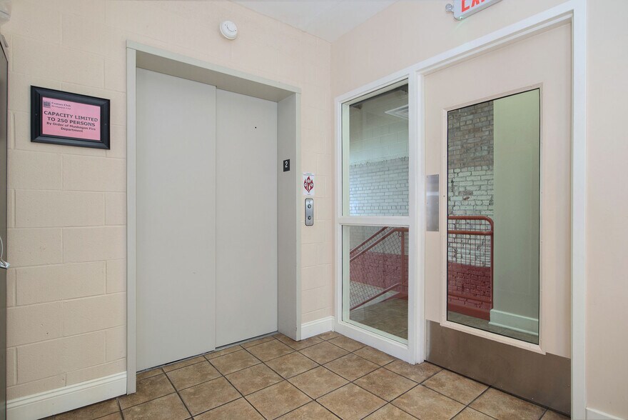 More Photos Of 356 W Western Ave, Muskegon Storefront For Sale