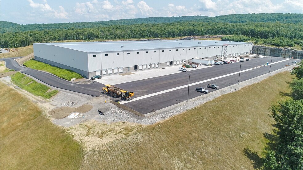 More Photos Of 130-150 Independence Dr, Pittston Township Warehouse For Lease