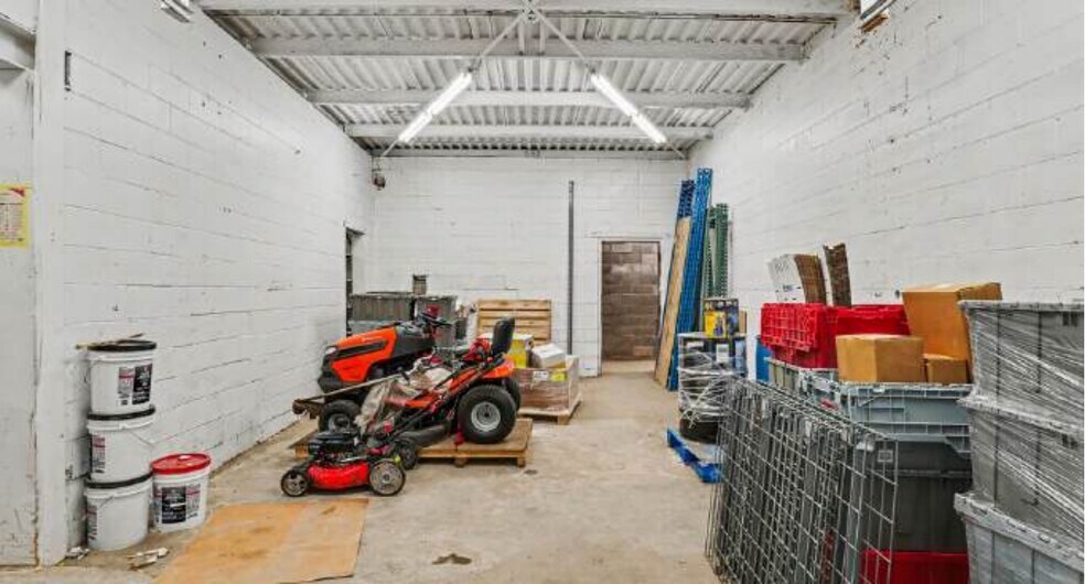 More Photos Of 641 Nelson St, Pembroke General Retail For Sale