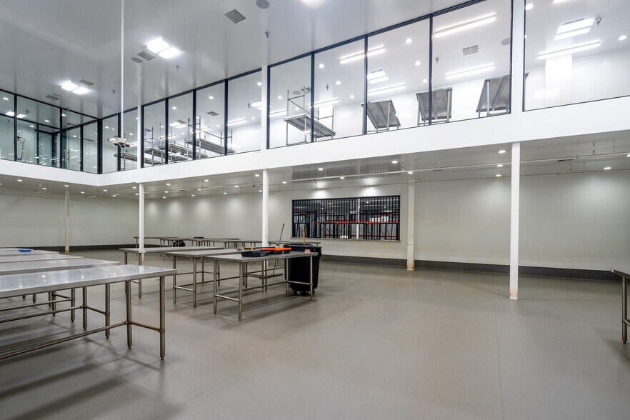 More Photos Of 19533 McLane St, Palm Springs Distribution For Sale