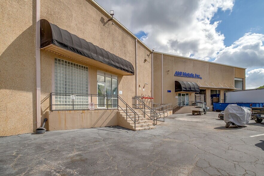 More Photos Of 580-586 N Beach St, Fort Worth Distribution For Lease