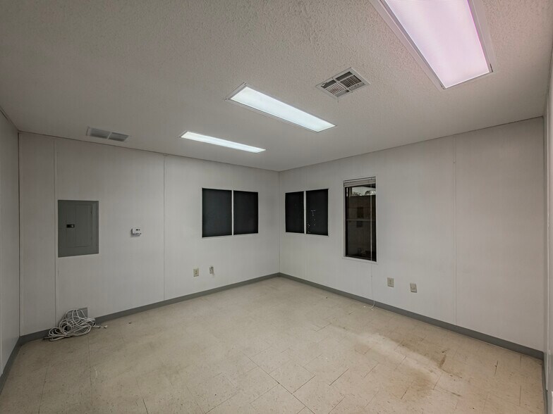 More Photos Of 19300 Valdosta Hwy, Valdosta Light Distribution For Lease