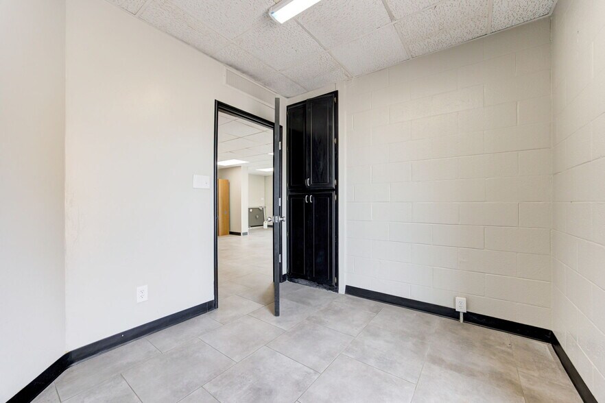 More Photos Of 324 N 19th St, Guthrie Office For Sale