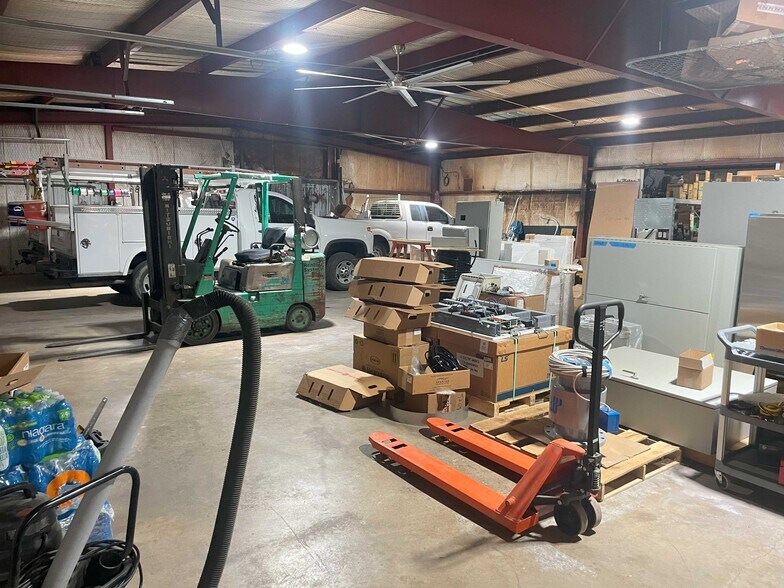 More Photos Of 8501 Jacksboro Hwy, Lakeside Warehouse For Sale
