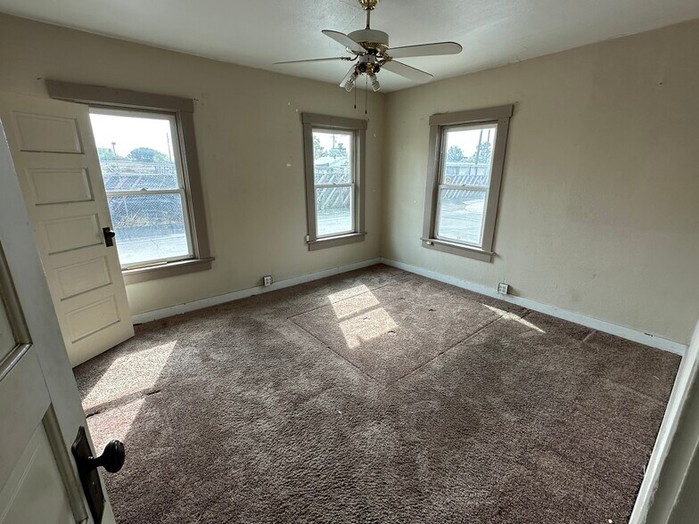 More Photos Of 9625 8th St, Rancho Cucamonga Contractor Storage Yard For Sale