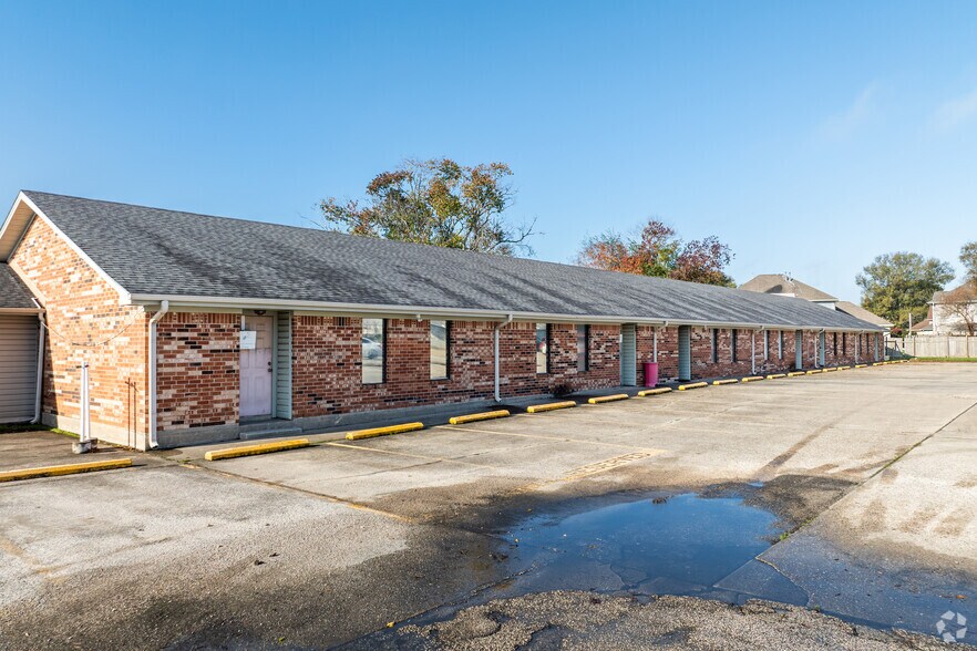 More Photos Of 2100 Highway 365, Nederland Medical For Sale