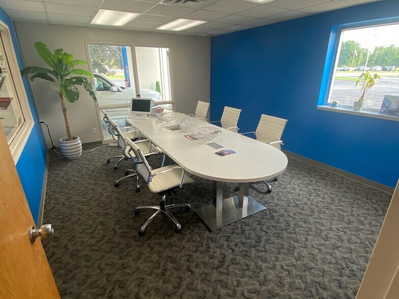 More Photos Of 5333 W Pike Plaza Rd, Indianapolis Auto Dealership For Sale