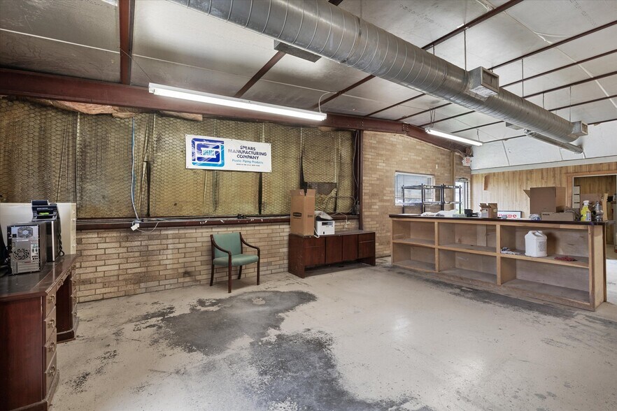 More Photos Of 2305 N Main St, Cleburne Flex For Sale
