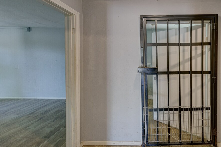 More Photos Of 8002-8004 Homestead, Houston Freestanding For Sale