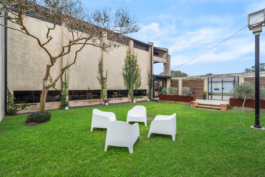 More Photos Of 4720 Avenue O 1/2, Galveston Showroom For Sale