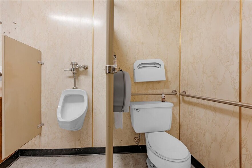 More Photos Of 1027 W Murray Ave, Visalia Service For Sale