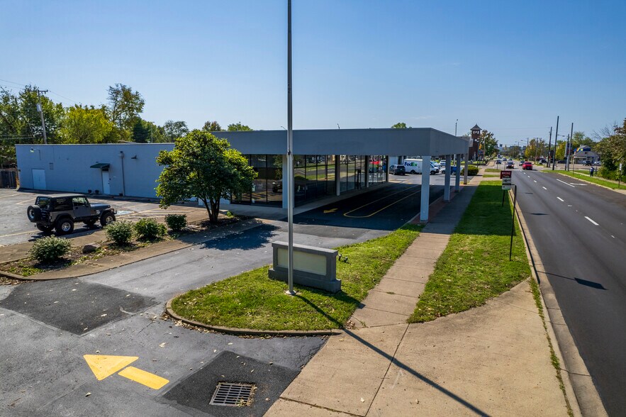 More Photos Of 3950-3970 S Dixie Dr, Dayton Showroom For Lease