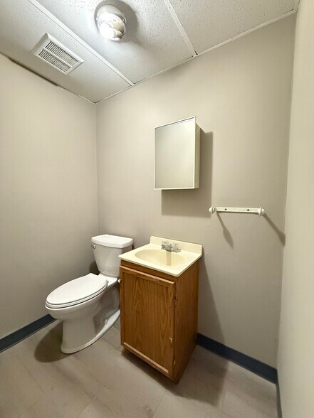 More Photos Of 3911 N Oak Tfwy, Kansas City Office For Sale