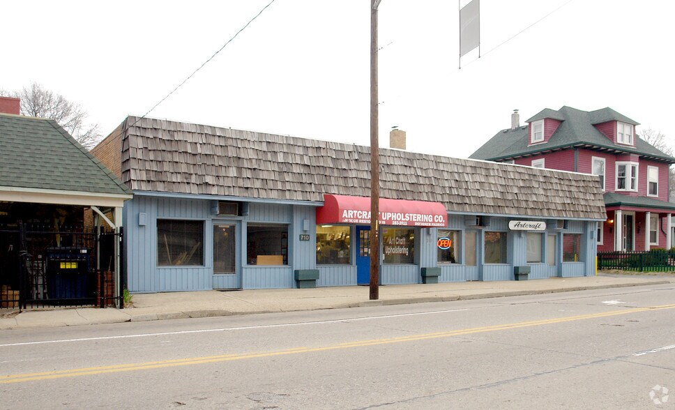 Primary Photo Of 710 E 52nd St, Indianapolis Storefront For Sale