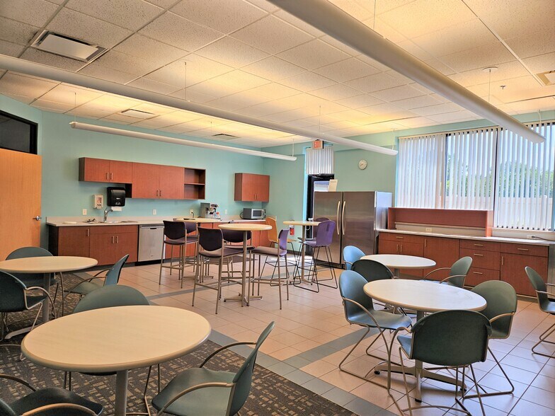 More Photos Of 4800 Concentric Blvd, Saginaw Office For Lease