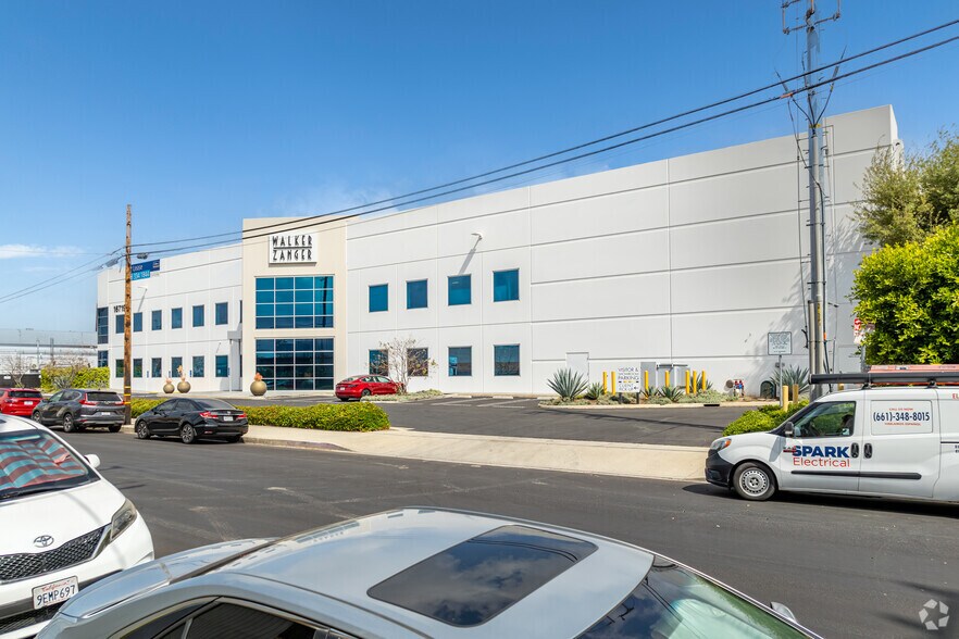 More Photos Of 16719 Schoenborn St, North Hills Warehouse For Lease