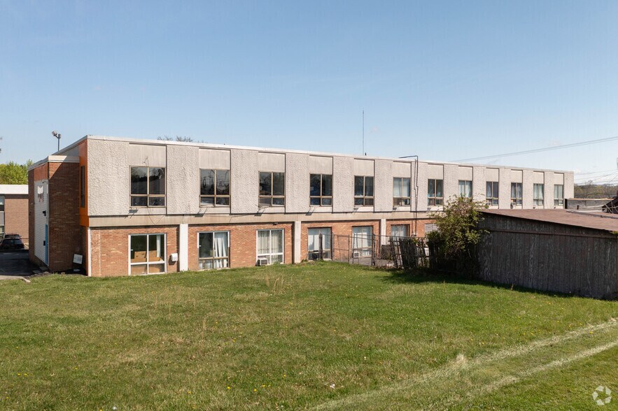 More Photos Of 5600 Market St, Youngstown Office Residential For Lease