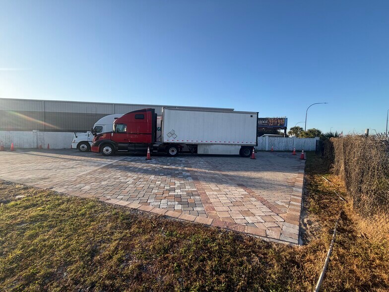 More Photos Of 3303 37th St, Orlando Warehouse For Lease