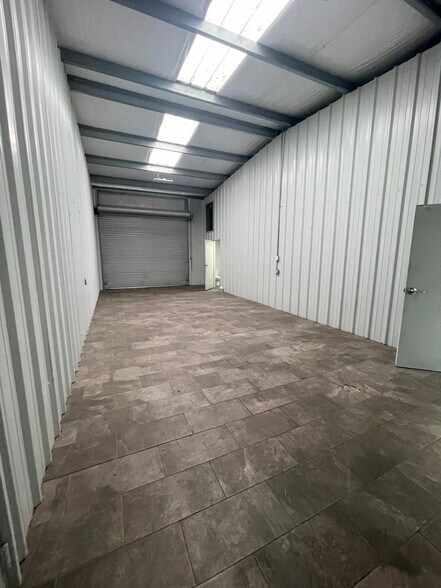 More Photos Of 3301 Cypress Creek Pky, Houston Warehouse For Lease